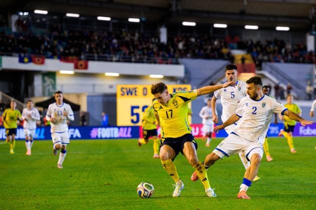 251013 Viktor Gyökeres of Sweden and Kreshnik Hajrizi of Kosovo during the FIFA World Cup, WM, Weltmeisterschaft, Fussball Qualifier football match between Sweden and Kosovo on October 13, 2025 in Gothenburg. Photo: Daniel Stiller BILDBYRAN kod DS JM0741 bbeng fotboll football soccer fotball vm-kval kval fifa world cup qualifier qualifier qualification sverige sweden sverige a kosovo Copyright: DANIELxSTILLER BB251013DS063