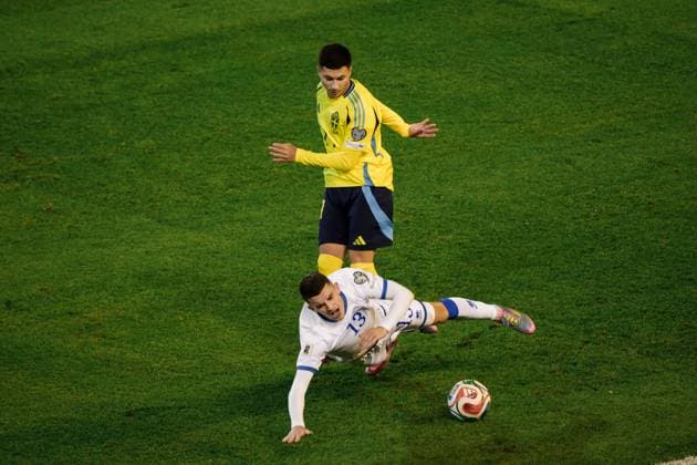 251013 Roony Bardghji of Sweden and Dion Gallapeni of Kosovo during the FIFA World Cup, WM, Weltmeisterschaft, Fussball Qualifier football match between Sweden and Kosovo on October 13, 2025 in Gothenburg. Photo: Mathias Bergeld BILDBYRAN kod MB JM0741 bbeng fotboll football soccer fotball vm-kval kval fifa world cup qualifier qualifier qualification sverige sweden sverige a kosovo Copyright: MATHIASxBERGELD BB251013MB041