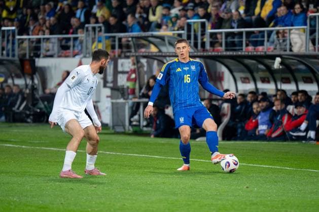 Ukraine V Azerbaijan - FIFA World Cup, WM, Weltmeisterschaft, Fussball 2026 European Qualifiers, Group D. Vitalii Mykolenko plays during the FIFA World Cup 2026 Qualifier match between Ukraine and Azerbaijan in Krakow, Poland, on October 13, 2025. It is a European Qualifiers Group D football game. Krakow Poland  Copyright: xMarcinxGolbax originalFilename:golba-ukrainev251013_nptX4.jpg
