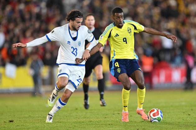 GÖTEBORG, SVERIGE 20251013 Kosovos Leon Avdullahu och Sveriges Alexander Isak under mandagens VM-kvalmatch i grupp B mellan Sverige och Kosovo pa Ullevi, 13 oktober 2025 i Göteborg, Sverige. GÖTEBORG SVERIGE x9200x Copyright: xBjörnxLarssonxRosvall TTx VM-KVAL SVERIGE-KOSOVO