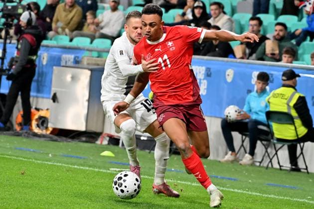 Ljubljana, Slovenia, October 13th 2025, Dan Ndoye of Switzerland (R) in action against Tomi Horvat of Slovenia (L) during the UEFA European Qualifiers for 2026 World Cup, Group B match between Slovenia and Switzerland at Stadium Stozice, Ljubljana, Slovenia. (Photo by Igor Kupljenik Sports Press Photo) Copyright: xIgorxKupljenikx xSPPx Sportspressphoto_SPR42177