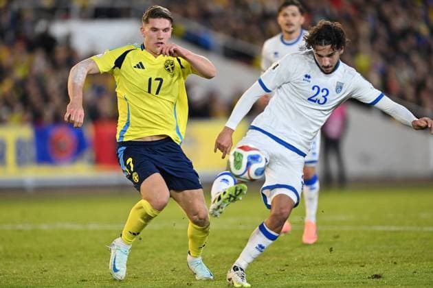 GOTHENBURG, SWEDEN 20251013 Sweden s Viktor Gyökeres and Kosovo s Leon Avdullahu battle for the ball during the World Cup qualifying Group B match between Sweden and Kosovo at Ullevi, Gothenburg, Sweden, October 13, 2025. GÖTEBORG SWEDEN x9200x