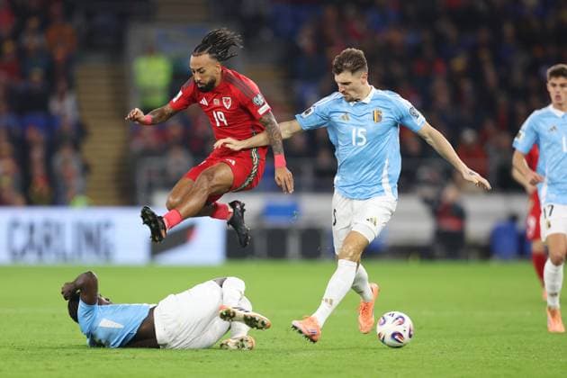 Wales v Belgium 13 October 2025, Cardiff - International Football - 2026 World Cup Qualifiers, Group J - Wales v Belgium - Sorba Thomas of Wales skips over Amadou Onana of Belgium alongside Thomas Meunier of Belgium - Photo: Charlotte Wilson Offside. Cardiff UK Copyright: xCharlottexWilsonx xOffsidexOffside