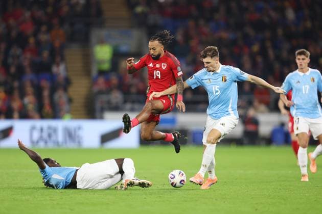 Wales v Belgium 13 October 2025, Cardiff - International Football - 2026 World Cup Qualifiers, Group J - Wales v Belgium - Sorba Thomas of Wales skips over Amadou Onana of Belgium alongside Thomas Meunier of Belgium - Photo: Charlotte Wilson Offside. Cardiff UK Copyright: xCharlottexWilsonx xOffsidexOffside