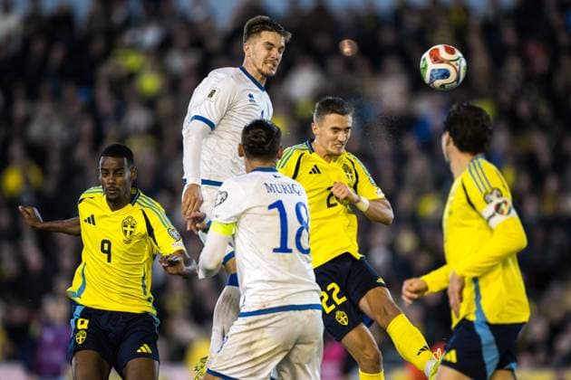 251013 Ilir Krasniqi of Kosovo against Alexander Isak , Gustaf Lagerbielke and Victor Nilsson Lindelöf of Sweden during the FIFA World Cup, WM, Weltmeisterschaft, Fussball Qualifier football match between Sweden and Kosovo on October 13, 2025 in Gothenburg. Photo: Daniel Stiller BILDBYRAN kod DS JM0741 bbeng fotboll football soccer fotball vm-kval kval fifa world cup qualifier qualifier qualification sverige sweden sverige a kosovo Copyright: DANIELxSTILLER BB251013DS069