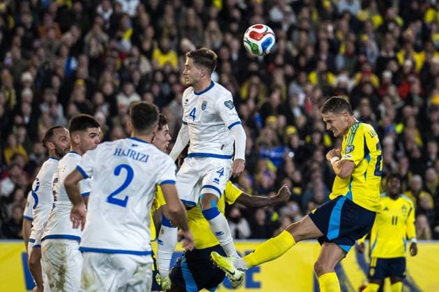 251013 Ilir Krasniqi of Kosovo and Gustaf Lagerbielke of Sweden during the FIFA World Cup, WM, Weltmeisterschaft, Fussball Qualifier football match between Sweden and Kosovo on October 13, 2025 in Gothenburg. Photo: Joel Marklund BILDBYRAN kod JM JM0741 bbeng fotboll football soccer fotball vm-kval kval fifa world cup qualifier qualifier qualification sverige sweden sverige a kosovobbauto Copyright: JOELxMARKLUND BB251013JM095