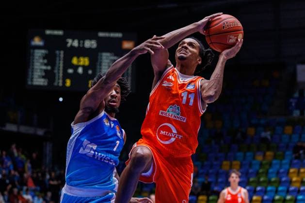 easycredit BBL Frankfurt Skyliners - Rasta Vechta, 13.10.2025, Frankfurt Alonzo Verge Jr. (Rasta Vechta, 11) mit einem Korbleger Gege Isaiah Swope (Frankfurt Skyliners, 1) Spiel der easycredit BBL Frankfurt Skyliners - Rasta Vechta; am 4. Spieltag der Saison 25 26 in der Süwag Energie ARENA am 13.10.2025 Copyright: xBEAUTIFULxSPORTS Hahnex