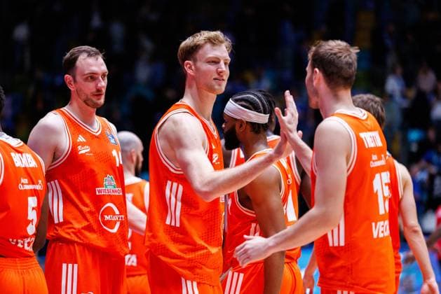 easycredit BBL Frankfurt Skyliners - Rasta Vechta, 13.10.2025, Frankfurt Abpfiff in Frankfurt; Philipp Herkenhoff (Rasta Vechta, 14); Lars Thiemann (Rasta Vechta, 21) und Linus Trettin (Rasta Vechta, 15) klatschen sich ab Spiel der easycredit BBL Frankfurt Skyliners - Rasta Vechta; am 4. Spieltag der Saison 25 26 in der Süwag Energie ARENA am 13.10.2025 Copyright: xBEAUTIFULxSPORTS Hahnex