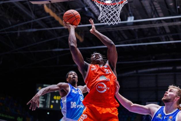 easycredit BBL Frankfurt Skyliners - Rasta Vechta, 13.10.2025, Frankfurt Malcolm Dandridge (Rasta Vechta, 23) unter dem Korb gegen Till Pape (Frankfurt Skyliners, 19) und William Christmas (Frankfurt Skyliners, 8) Spiel der easycredit BBL Frankfurt Skyliners - Rasta Vechta; am 4. Spieltag der Saison 25 26 in der Süwag Energie ARENA am 13.10.2025 Copyright: xBEAUTIFULxSPORTS Hahnex