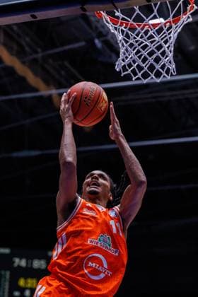 easycredit BBL Frankfurt Skyliners - Rasta Vechta, 13.10.2025, Frankfurt Alonzo Verge Jr. (Rasta Vechta, 11) mit einem Korbleger Spiel der easycredit BBL Frankfurt Skyliners - Rasta Vechta; am 4. Spieltag der Saison 25 26 in der Süwag Energie ARENA am 13.10.2025 Copyright: xBEAUTIFULxSPORTS Hahnex