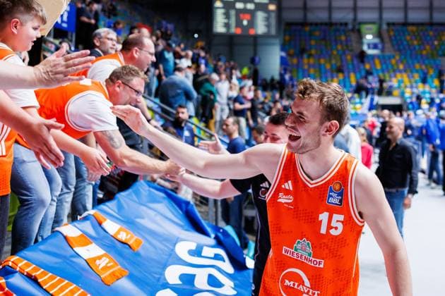 easycredit BBL Frankfurt Skyliners - Rasta Vechta, 13.10.2025, Frankfurt Linus Trettin (Rasta Vechta, 15) klatscht sich mit den Fans ab, Jubel, Freude; Auswärtsieg Spiel der easycredit BBL Frankfurt Skyliners - Rasta Vechta; am 4. Spieltag der Saison 25 26 in der Süwag Energie ARENA am 13.10.2025 Copyright: xBEAUTIFULxSPORTS Hahnex