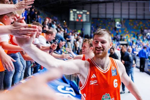 easycredit BBL Frankfurt Skyliners - Rasta Vechta, 13.10.2025, Frankfurt Luc van Slooten (Rasta Vechta, 6) klatscht sich mit den Fans ab, Jubel, Freude; Auswärtsieg Spiel der easycredit BBL Frankfurt Skyliners - Rasta Vechta; am 4. Spieltag der Saison 25 26 in der Süwag Energie ARENA am 13.10.2025 Copyright: xBEAUTIFULxSPORTS Hahnex