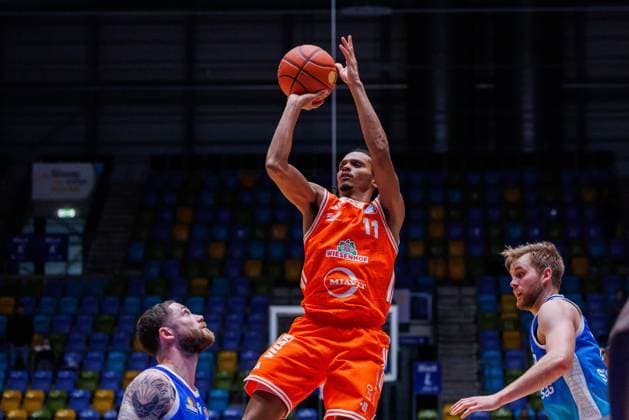 easycredit BBL Frankfurt Skyliners - Rasta Vechta, 13.10.2025, Frankfurt Elijah Ndi (Rasta Vechta, 1) mit einem Wurf aus der Mitteldistanz gegen Logan Johnson (Frankfurt Skyliners, 0) Spiel der easycredit BBL Frankfurt Skyliners - Rasta Vechta; am 4. Spieltag der Saison 25 26 in der Süwag Energie ARENA am 13.10.2025 Copyright: xBEAUTIFULxSPORTS Hahnex