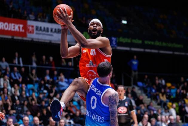 easycredit BBL Frankfurt Skyliners - Rasta Vechta, 13.10.2025, Frankfurt Lloyd Pandi (Rasta Vechta, 41) mit einem Korbleger gegen Logan Johnson (Frankfurt Skyliners, 0) Spiel der easycredit BBL Frankfurt Skyliners - Rasta Vechta; am 4. Spieltag der Saison 25 26 in der Süwag Energie ARENA am 13.10.2025 Copyright: xBEAUTIFULxSPORTS Hahnex