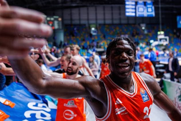 easycredit BBL Frankfurt Skyliners - Rasta Vechta, 13.10.2025, Frankfurt Malcolm Dandridge (Rasta Vechta, 23) klatscht sich mit den Fans ab, Jubel, Freude; Auswärtsieg Spiel der easycredit BBL Frankfurt Skyliners - Rasta Vechta; am 4. Spieltag der Saison 25 26 in der Süwag Energie ARENA am 13.10.2025 Copyright: xBEAUTIFULxSPORTS Hahnex