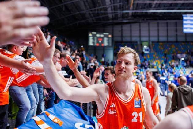 easycredit BBL Frankfurt Skyliners - Rasta Vechta, 13.10.2025, Frankfurt Lars Thiemann (Rasta Vechta, 21) klatscht sich mit den Fans ab, Jubel, Freude; Auswärtsieg Spiel der easycredit BBL Frankfurt Skyliners - Rasta Vechta; am 4. Spieltag der Saison 25 26 in der Süwag Energie ARENA am 13.10.2025 Copyright: xBEAUTIFULxSPORTS Hahnex