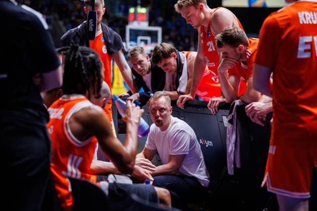 easycredit BBL Frankfurt Skyliners - Rasta Vechta, 13.10.2025, Frankfurt Trainer Christian Held (Rasta Vechta) mit taktischen Anweisungen bei einer Auszeit; Teambesprechung Spiel der easycredit BBL Frankfurt Skyliners - Rasta Vechta; am 4. Spieltag der Saison 25 26 in der Süwag Energie ARENA am 13.10.2025 Copyright: xBEAUTIFULxSPORTS Hahnex