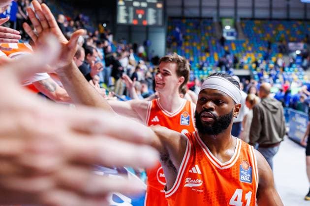 easycredit BBL Frankfurt Skyliners - Rasta Vechta, 13.10.2025, Frankfurt Lloyd Pandi (Rasta Vechta, 41) klatscht sich mit den Fans ab, Jubel, Freude; Auswärtsieg Spiel der easycredit BBL Frankfurt Skyliners - Rasta Vechta; am 4. Spieltag der Saison 25 26 in der Süwag Energie ARENA am 13.10.2025 Copyright: xBEAUTIFULxSPORTS Hahnex