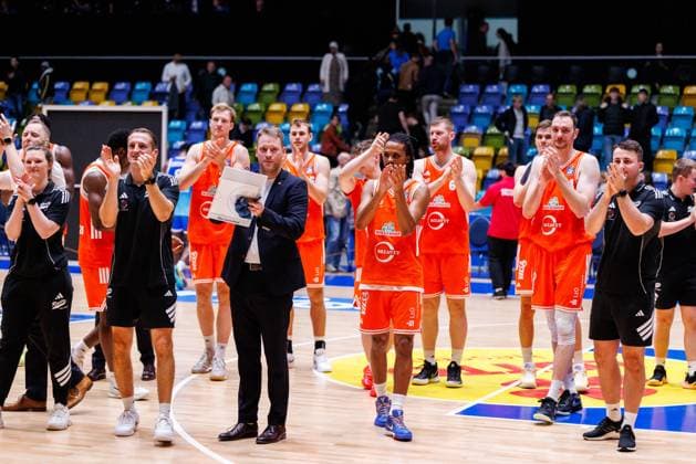 easycredit BBL Frankfurt Skyliners - Rasta Vechta, 13.10.2025, Frankfurt Das Team von Rasta Vechta bedankt sich bei den mitgereisten Fans Spiel der easycredit BBL Frankfurt Skyliners - Rasta Vechta; am 4. Spieltag der Saison 25 26 in der Süwag Energie ARENA am 13.10.2025 Copyright: xBEAUTIFULxSPORTS Hahnex