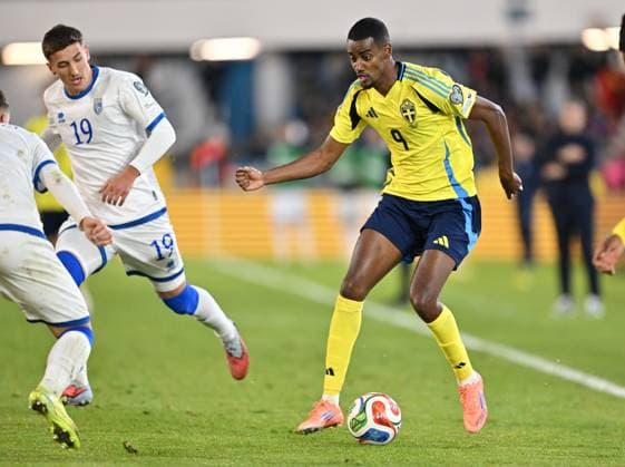 GÖTEBORG, SVERIGE 20251013 Sveriges Alexander Isak och Kosovos Lindon EmÃ«rllahu (tv) under mandagens VM-kvalmatch i grupp B mellan Sverige och Kosovo pa Ullevi, 13 oktober 2025 i Göteborg, Sverige. GÖTEBORG SVERIGE x9200x Copyright: xBjörnxLarssonxRosvall TTx VM-KVAL SVERIGE-KOSOVO