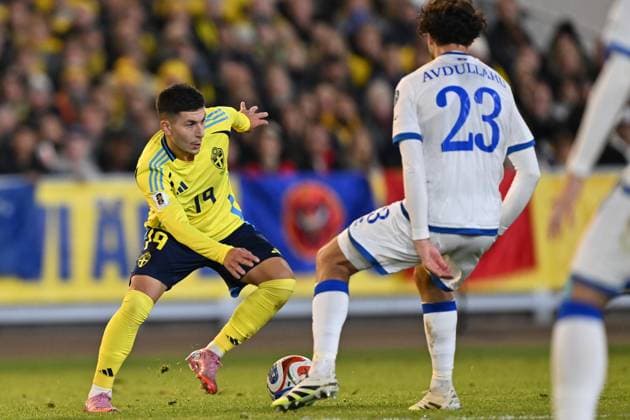 GÖTEBORG, SVERIGE 20251013 Sveriges Roony Bardghji mot Kosovos Leon Avdullahu under mandagens VM-kvalmatch i grupp B mellan Sverige och Kosovo pa Ullevi, 13 oktober 2025 i Göteborg, Sverige. GÖTEBORG SVERIGE x9200x Copyright: xBjörnxLarssonxRosvall TTx VM-KVAL SVERIGE-KOSOVO