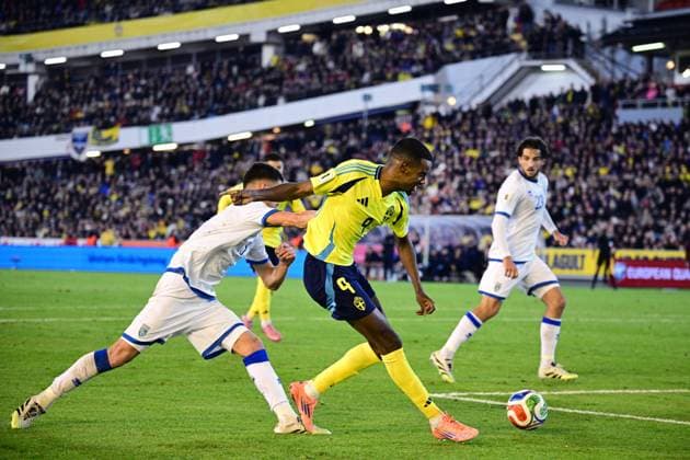 GÖTEBORG, SVERIGE 20251013 Sveriges Alexander Isak jagas av Kosovos Albian Hajdari under mandagens VM-kvalmatch i grupp B mellan Sverige och Kosovo pa Ullevi, 13 oktober 2025 i Göteborg, Sverige. GÖTEBORG SVERIGE x9200x Copyright: xHannaxBrunlöf TTx VM-KVAL SVERIGE-KOSOVO
