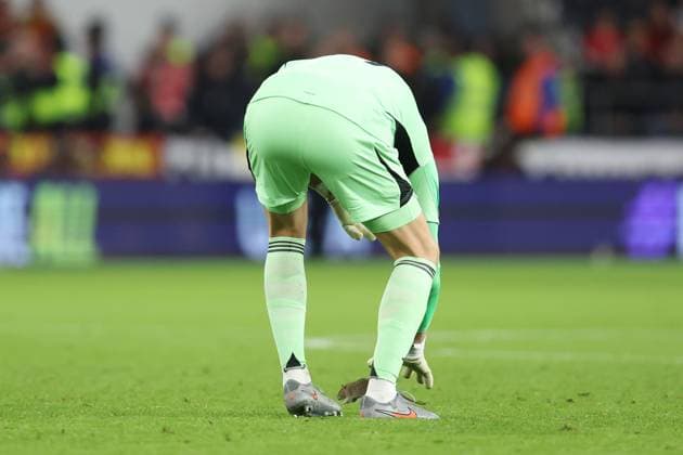 Wales v Belgium 13 October 2025, Cardiff - International Football - 2026 World Cup Qualifiers, Group J - Wales v Belgium - Belgium goalkeeper Thibaut Courtois attempts to pick up a rat which had run onto the pitch - Photo: Charlotte Wilson Offside. Cardiff UK Copyright: xCharlottexWilsonx xOffsidexOffside