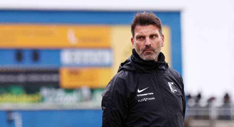 Leipzig, 12.10.2025, Bruno-Plache-Stadion, Fussball, Sachsenpokal, 3. Hauptrunde , 1. FC LOK LEIPZIG vs. BSG CHEMIE LEIPZIG , Im Bild: Trainer Adrian Alipour, Chemie Leipzig , Nur zur redaktionellen Nutzung. Only editorial use.