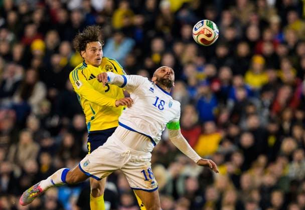 251013 Victor Nilsson Lindelöf of Sweden and Vedat Muriqi of Kosovo during the FIFA World Cup, WM, Weltmeisterschaft, Fussball Qualifier football match between Sweden and Kosovo on October 13, 2025 in Gothenburg. Photo: Daniel Stiller BILDBYRAN kod DS JM0741 bbeng fotboll football soccer fotball vm-kval kval fifa world cup qualifier qualifier qualification sverige sweden sverige a kosovo Copyright: DANIELxSTILLER BB251013DS074