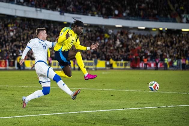 251013 Lindon Emerllahu of Kosovo and Anthony Elanga of Sweden during the FIFA World Cup, WM, Weltmeisterschaft, Fussball Qualifier football match between Sweden and Kosovo on October 13, 2025 in Gothenburg. Photo: Joel Marklund BILDBYRAN kod JM JM0741 bbeng fotboll football soccer fotball vm-kval kval fifa world cup qualifier qualifier qualification sverige sweden sverige a kosovobbauto sverige sweden Copyright: JOELxMARKLUND BB251013JM107