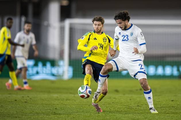 251013 Anton SalÃ tros of Sweden and Leon Avdullahu of Kosovo during the FIFA World Cup, WM, Weltmeisterschaft, Fussball Qualifier football match between Sweden and Kosovo on October 13, 2025 in Gothenburg. Photo: Michael Erichsen BILDBYRAN COP 89 JM0741 bbeng fotboll football soccer fotball vm-kval kval fifa world cup qualifier qualifier qualification sverige sweden sverige a kosovobbauto sverige sweden Copyright: MICHAELxERICHSEN BB251013MI056