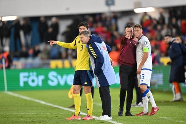 GÖTEBORG, SVERIGE 20251013 Sveriges Victor Nilsson Lindelöf och förbundskapten Jon Dahl Tomasson under mandagens VM-kvalmatch i grupp B mellan Sverige och Kosovo pa Ullevi, 13 oktober 2025 i Göteborg, Sverige. GÖTEBORG SVERIGE x9200x Copyright: xBjörnxLarssonxRosvall TTx VM-KVAL SVERIGE-KOSOVO