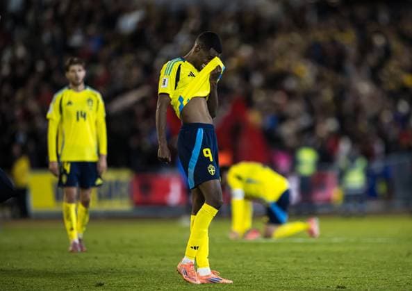 251013 Alexander Isak of Sweden looks dejected after the FIFA World Cup, WM, Weltmeisterschaft, Fussball Qualifier football match between Sweden and Kosovo on October 13, 2025 in Gothenburg. Photo: Joel Marklund BILDBYRAN kod JM JM0741 bbeng fotboll football soccer fotball vm-kval kval fifa world cup qualifier qualifier qualification sverige sweden sverige a kosovo depp Copyright: JOELxMARKLUND BB251013JM112