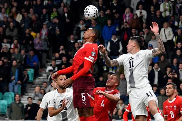 Ljubljana, Slovenia, October 13th 2025, Benjamin Sesko of Slovenia (R) in action against Manuel Akanji of Switzerland (C) during the UEFA European Qualifiers for 2026 World Cup, Group B match between Slovenia and Switzerland at Stadium Stozice, Ljubljana, Slovenia. (Photo by Natasa Kupljenik Sports Press Photo) Copyright: xNatasaxKupljenikx xSPPx Sportspressphoto_SPR42242