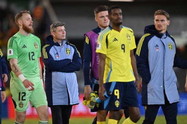 GÖTEBORG, SVERIGE 20251013 Sveriges förbundskapten Jon Dahl Tomasson, Alexander Isak och Viktor Johansson (tv) deppar efter förlusten (0-1) i mandagens VM-kvalmatch i grupp B mellan Sverige och Kosovo pa Ullevi, 13 oktober 2025 i Göteborg, Sverige. GÖTEBORG SVERIGE x9200x Copyright: xBjörnxLarssonxRosvall TTx VM-KVAL SVERIGE-KOSOVO