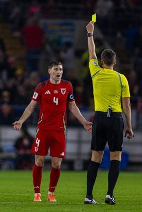 Football - FIFA World Cup, WM, Weltmeisterschaft, Fussball 2026 - Qualifying - Group J - Wales v Belgium CARDIFF, WALES - Monday, October 13, 2025: Wales Ben Davies is shown a yellow card during the FIFA World Cup Qualifying Group J match between Wales and Belgium at the Cardiff City Stadium. (Photo by David Rawcliffe Propaganda) CARDIFF Cardiff City Stadium CARDIFF WALES  Copyright: xDavidxRawcliffex P2025-10-13-Wales_Belgium-59