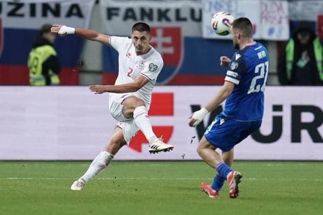 Fussball WM Qualifikation 2025 - 2026 13.10.2025, Fussball Länderspiel, Laenderspiel, WM Qualifikation, 2025-2026, Gruppe A, Slowakei, Trvana, City Arena, Slowakei (SVK) - Luxemburg (LUX) vl: Seid Korac (Luxemburg, Luxembourg, FLF 2) - Matus Bero (Slowakei, 21)