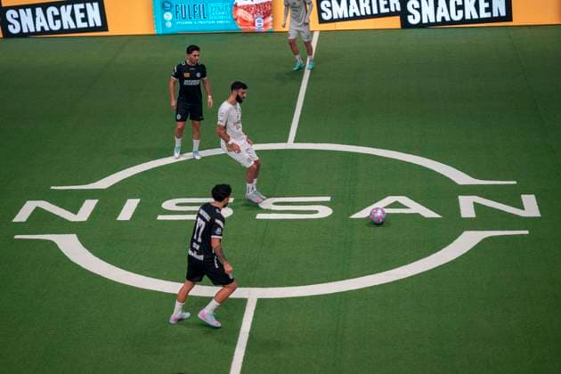 Spielszene bei der Icon League. Spieler stehen auf dem Feld im und am Mittelkreis mit Nissan Werbung 13.10.2025, Fussball, The Icon League, GER, Düsseldorf, Castello Düsseldorf Copyright: HMBxMedia xMarcoxBader