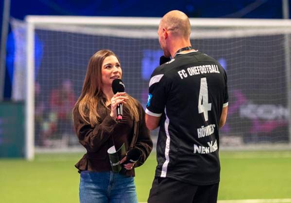 Jana Wosnitza (Moderatorin) im Gespräch mit Benedikt Höwedes bei der Icon League 13.10.2025, Fussball, The Icon League, GER, Düsseldorf, Castello Düsseldorf Copyright: HMBxMedia xMarcoxBader
