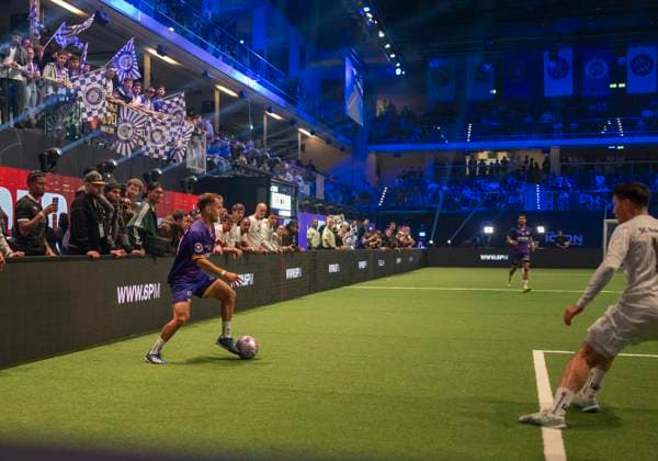 Spielszene bei der Icon League. Am Ball: Team The Pack 13.10.2025, Fussball, The Icon League, GER, Düsseldorf, Castello Düsseldorf Copyright: HMBxMedia xMarcoxBader