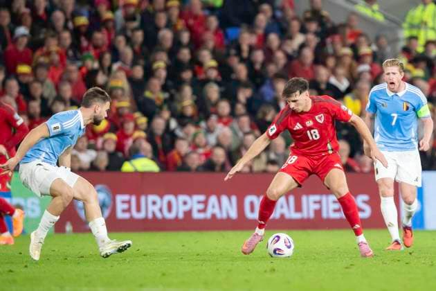 Wales v Belgium, Cardiff, UK - 13 Oct 2025 Mark Harris of Wales attacks with pressure from Nicolas Raskin of Belgium during the World Cup Qualifier between Wales and Belgium at Cardiff City Stadium, Cardiff on 13 Oct 2025. Cardiff Cardiff City Stadium Wales GBR Copyright: xKaraxThomas PPAUKx PPA-223356