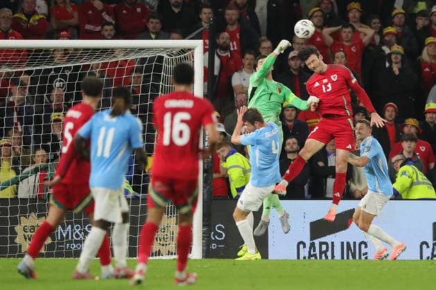 Wales v Belgium 2026 FIFA World Cup, WM, Weltmeisterschaft, Fussball Qualifier 13 10 2025. Group J Thibaut Courtois of Belgium and Kieffer Moore of Wales during the 2026 FIFA World Cup Qualifier match between Wales and Belgium at the Cardiff City Stadium, Cardiff, Wales on 13 October 2025. Cardiff Cardiff City Stadium South Glamorgan Wales Editorial use only , Copyright: xAlunxRobertsx PSI-23026-0075