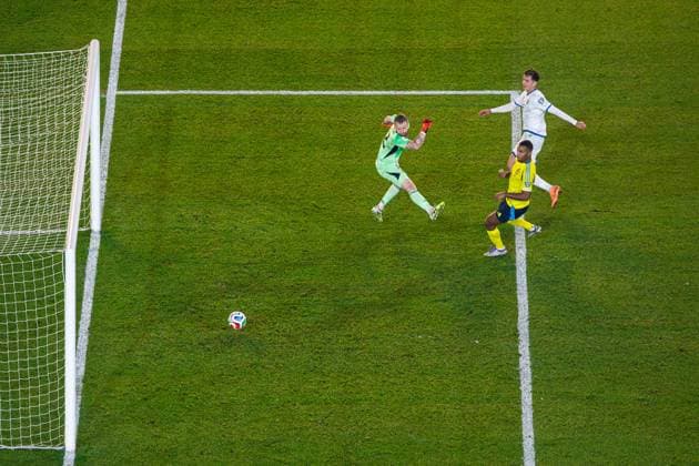 251013 Fisnik Asllani of Kosovo scores 0-1 behind goalkeeper Viktor Johansson and Isak Hien of Sweden during the FIFA World Cup, WM, Weltmeisterschaft, Fussball Qualifier football match between Sweden and Kosovo on October 13, 2025 in Gothenburg. Photo: Joel Marklund BILDBYRAN kod JM JM0741 bbeng fotboll football soccer fotball vm-kval kval fifa world cup qualifier qualifier qualification sverige sweden sverige a kosovo Copyright: JOELxMARKLUND BB251013JM161
