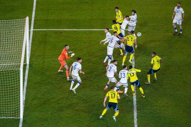 251013 Viktor Gyökeres, Alexander Isak, Victor Nilsson Lindelöf, Gustaf Lagerbielke, Ken Sema and Isak Hien of Sweden challenge Kosovo players during the FIFA World Cup, WM, Weltmeisterschaft, Fussball Qualifier football match between Sweden and Kosovo on October 13, 2025 in Gothenburg. Photo: Joel Marklund BILDBYRAN kod JM JM0741 bbeng fotboll football soccer fotball vm-kval kval fifa world cup qualifier qualifier qualification sverige sweden sverige a kosovo Copyright: JOELxMARKLUND BB251013JM167