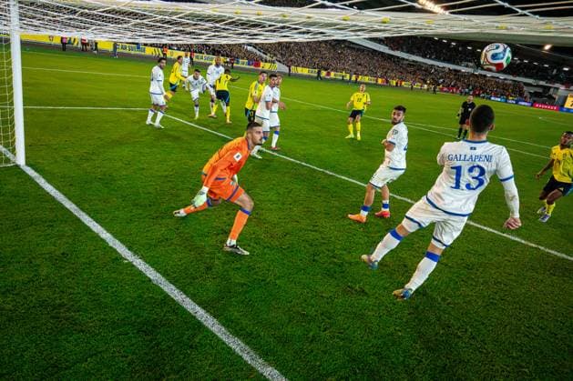 251013 Goalkeeper Arijanet Muric sees Dion Gallapeni of Kosovo head the ball away from goal during the FIFA World Cup, WM, Weltmeisterschaft, Fussball Qualifier football match between Sweden and Kosovo on October 13, 2025 in Gothenburg. Photo: Joel Marklund BILDBYRAN kod JM JM0741 bbeng fotboll football soccer fotball vm-kval kval fifa world cup qualifier qualifier qualification sverige sweden sverige a kosovo Copyright: JOELxMARKLUND BB251013JM170