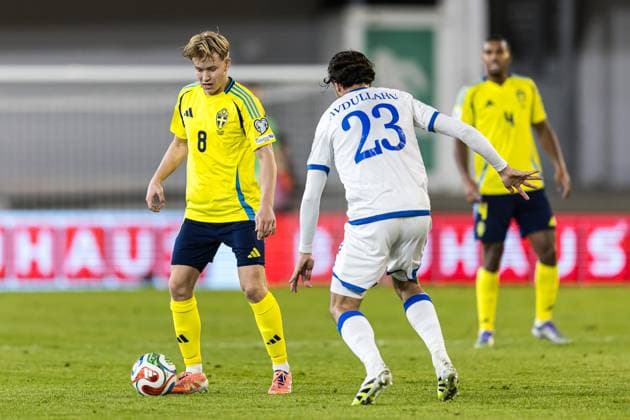 251013 Daniel Svensson of Sweden and Leon Avdullahu of Kosovo during the FIFA World Cup, WM, Weltmeisterschaft, Fussball Qualifier football match between Sweden and Kosovo on October 13, 2025 in Gothenburg. Photo: Michael Erichsen BILDBYRAN COP 89 JM0741 bbeng fifa world cup qualifier football fotball fotboll kosovo kval qualification qualifier soccer sverige sverige a sweden vm-kval Copyright: MICHAELxERICHSEN BB251013MI106