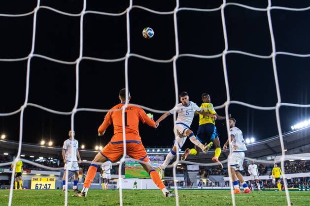 251013 Goalkeeper Arijanet Muric and Albian Hajdari of Kosovo are being challenged by Alexander Isak of Sweden during the FIFA World Cup, WM, Weltmeisterschaft, Fussball Qualifier football match between Sweden and Kosovo on October 13, 2025 in Gothenburg. Photo: Joel Marklund BILDBYRAN kod JM JM0741 bbeng fotboll football soccer fotball vm-kval kval fifa world cup qualifier qualifier qualification sverige sweden sverige a kosovo Copyright: JOELxMARKLUND BB251013JM174