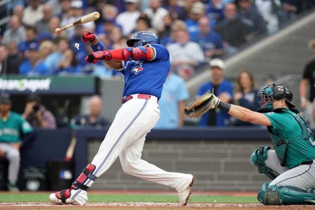 October 13, 2025, Toronto, On, CANADA: Toronto Blue Jays first baseman Vladimir Guerrero Jr. (27) loses his bat during a swing during first inning MLB, Baseball Herren, USA American League Championship Series game 2 baseball against the Seattle Mariners, in Toronto, Monday, Oct. 13, 2025. Canada News - October 13, 2025  - ZUMAc35_ 20251013_zaf_c35_047 Copyright: xNathanxDenettex