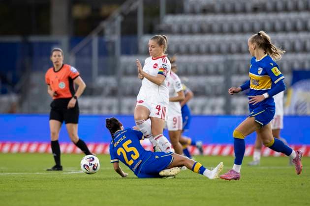 Google Pixel Frauen-Bundesliga: FC Carl Zeiss Jena vs. 1. FC Nürnberg; Jena; 13.10.2025 Noemi Gentile ( 25; FC Carl Zeiss Jena) gegen Luisa Guttenberger ( 4; 1. FC Nürnberg) Google Pixel Frauen-Bundesliga: FC Carl Zeiss Jena vs. 1. FC Nürnberg; ad hoc arena im Ernst-Abbe-Sportfeld; 13.10.2025 Copyright: xBEAUTIFULxSPORTS Duehringx