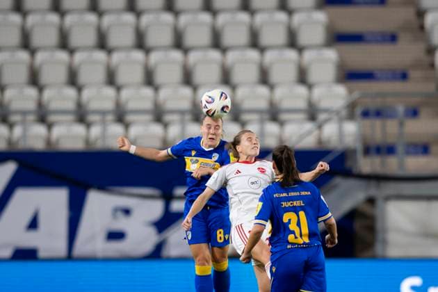 Google Pixel Frauen-Bundesliga: FC Carl Zeiss Jena vs. 1. FC Nürnberg; Jena; 13.10.2025 Felicia Sophie Sträßer ( 8; FC Carl Zeiss Jena) gegen Nastassja Lein ( 24; 1. FC Nürnberg) Google Pixel Frauen-Bundesliga: FC Carl Zeiss Jena vs. 1. FC Nürnberg; ad hoc arena im Ernst-Abbe-Sportfeld; 13.10.2025 Copyright: xBEAUTIFULxSPORTS Duehringx